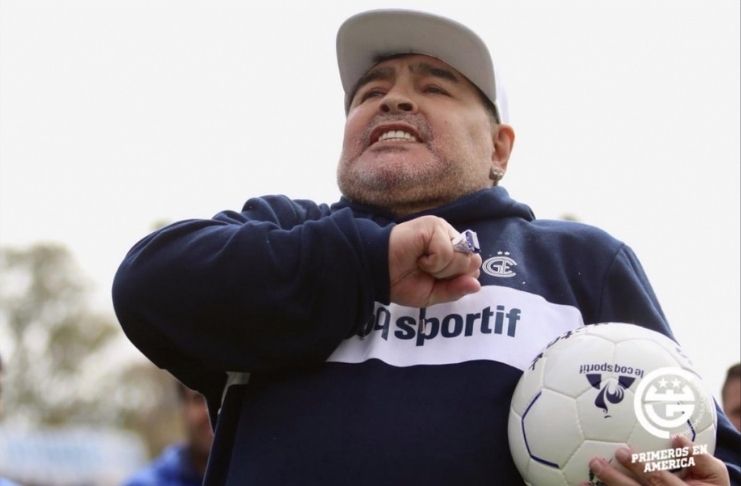 Maradona passa por cirurgia no cérebro com sucesso