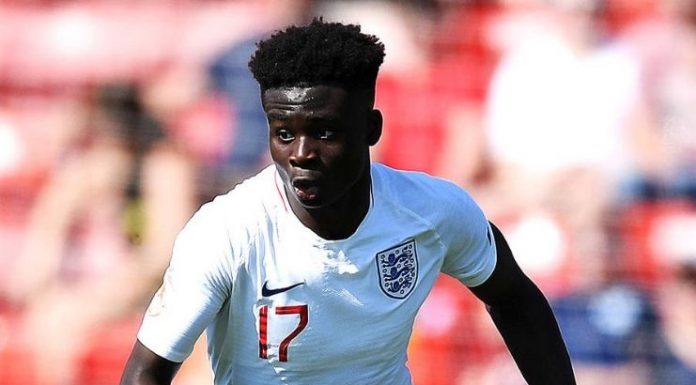 Saka: Kane me ajudou a me estabelecer na seleção da Inglaterra