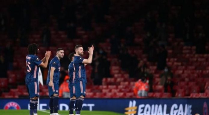 O Arsenal dá as boas-vindas aos fãs após vitória sobre o Rapid Vienna na Liga Europa