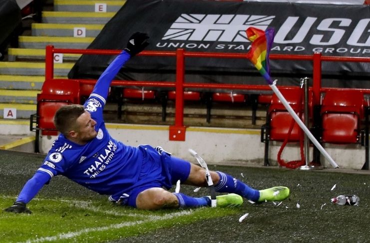 Jamie Vardy faz presente com bandeira de arco-íris do escanteio para grupo de fãs LGBTQ+ do Leicester