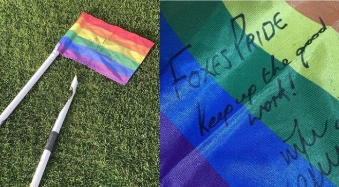Jamie Vardy faz presente com bandeira de arco-íris do escanteio para grupo de fãs LGBTQ+ do Leicester