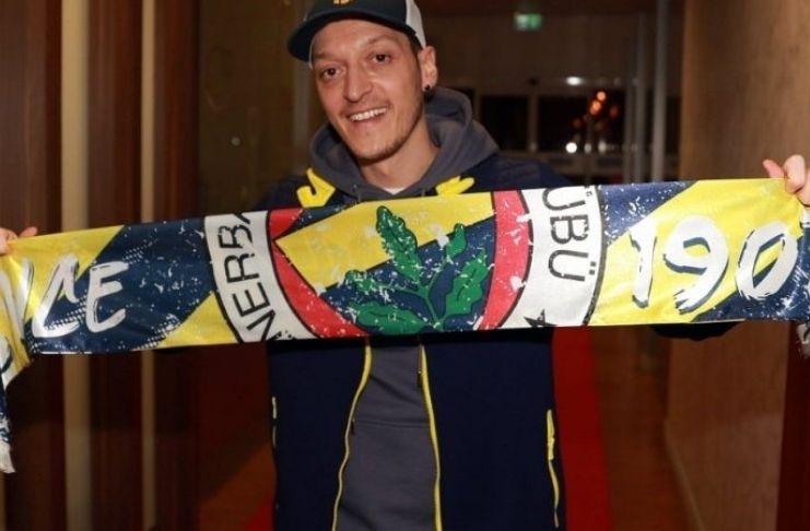 Özil finalmente deixa o Arsenal